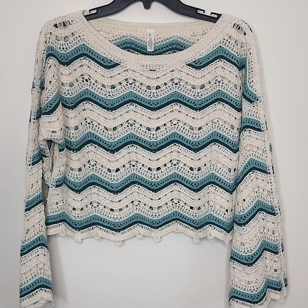 Zigzag croped crocheted sweater top
